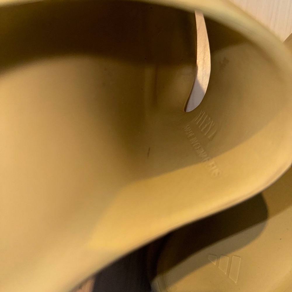 Yeezy Slides - Picture 5 of 6